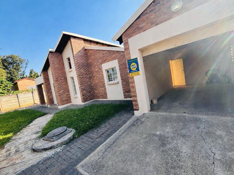 Charming Family Home in a Lovely Suburb - Photo 2