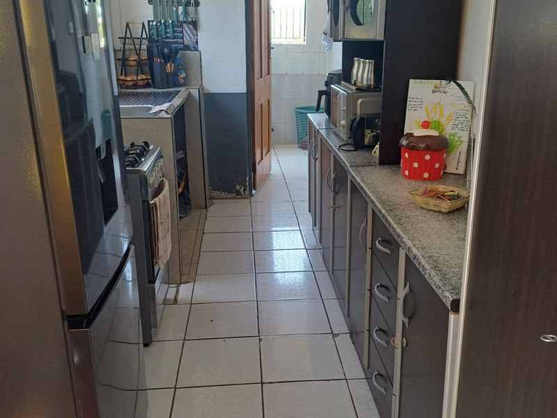 MOOI RIVER: 2 BEDROOM HOUSE WITH 2 FLATLETS AND SUBDIVISION OPPORTUNITY - Photo 6