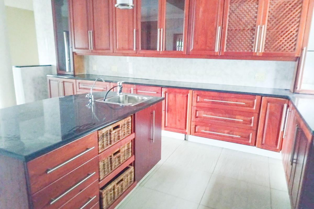 Renovator’s Dream with Spectacular Dam Views – Ifafi, Hartbeespoort - Photo 5