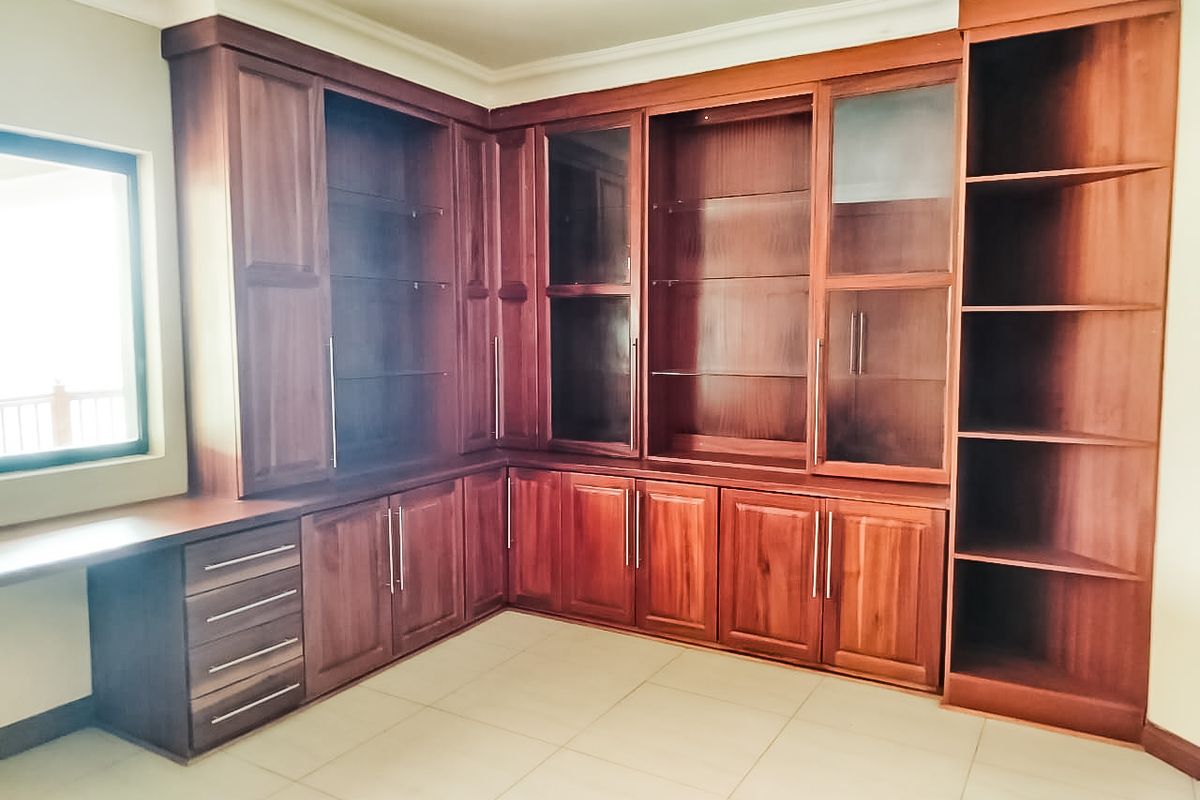 Renovator’s Dream with Spectacular Dam Views – Ifafi, Hartbeespoort - Photo 4