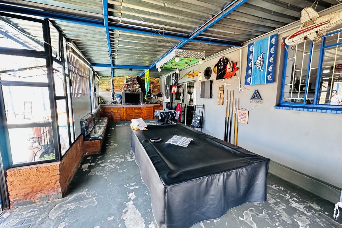 Spacious Family Home with Bachelor Flat & Pool – Dalview - Photo 3