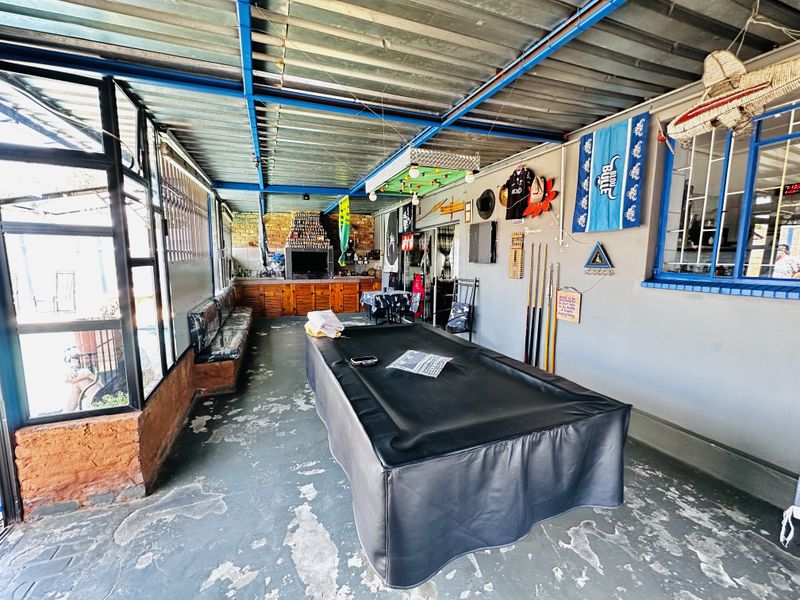 Spacious Family Home with Bachelor Flat & Pool – Dalview - Photo 3