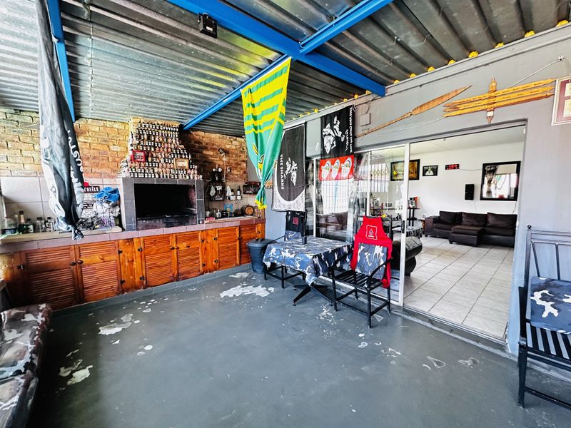 Spacious Family Home with Bachelor Flat & Pool – Dalview - Photo 4