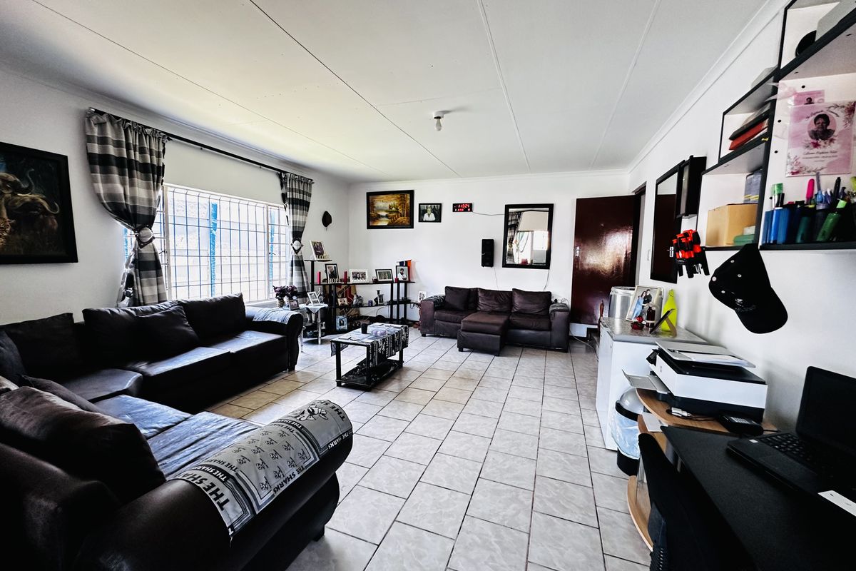 Spacious Family Home with Bachelor Flat & Pool – Dalview - Photo 5