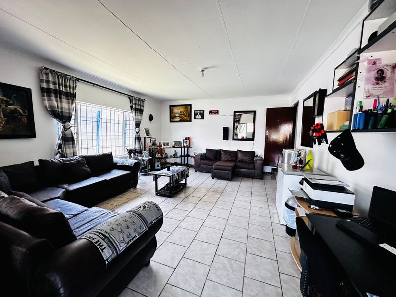 Spacious Family Home with Bachelor Flat & Pool – Dalview - Photo 5