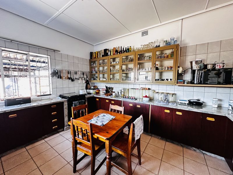 Spacious Family Home with Bachelor Flat & Pool – Dalview - Photo 8