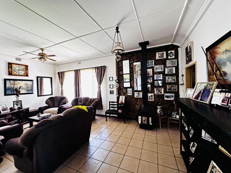 Spacious Family Home with Bachelor Flat & Pool – Dalview - Photo 6