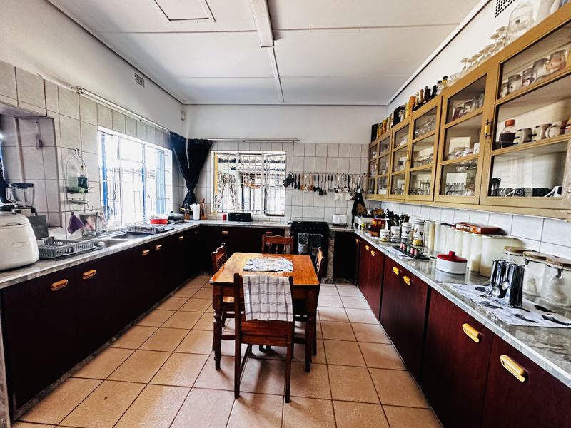 Spacious Family Home with Bachelor Flat & Pool – Dalview - Photo 7