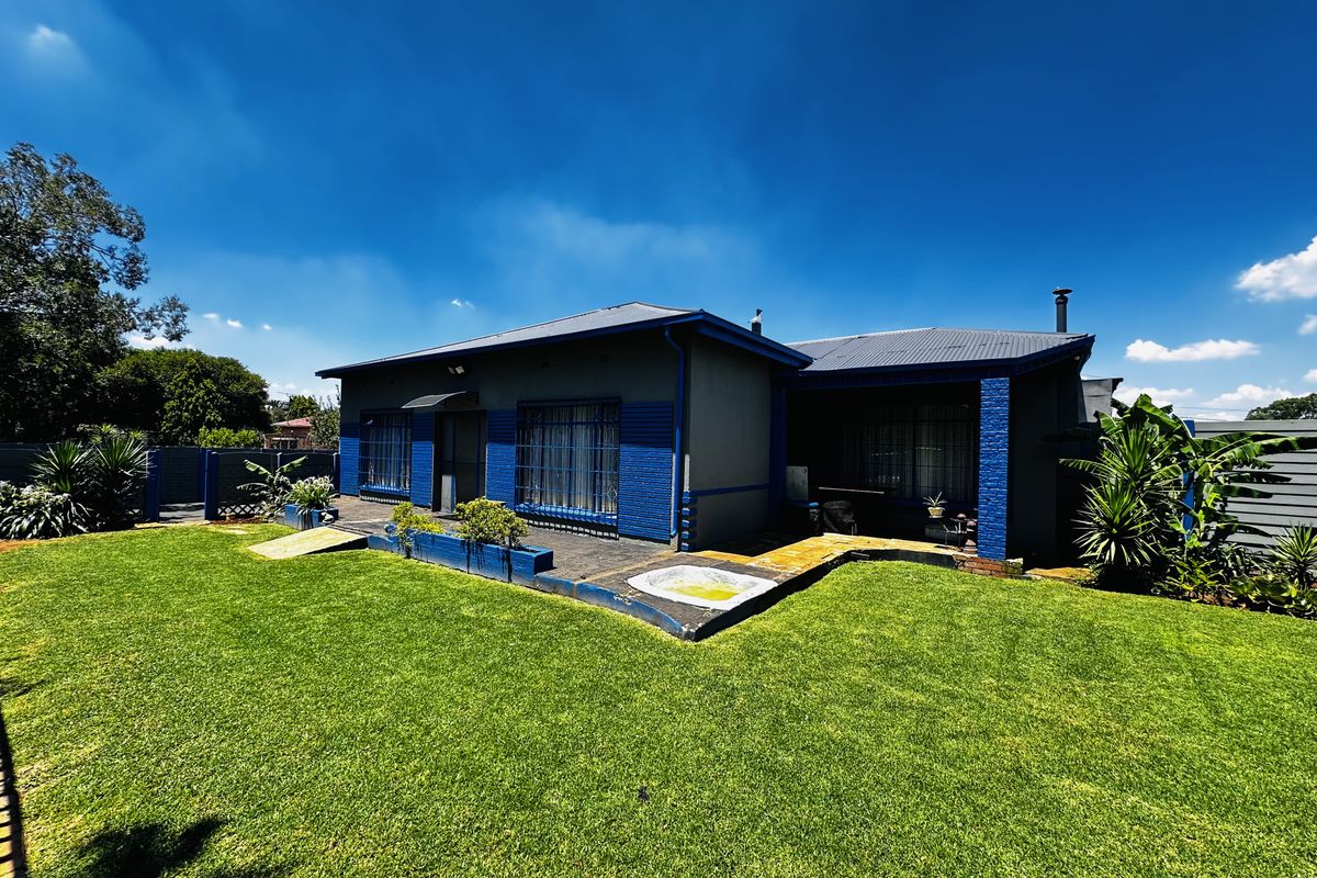 Spacious Family Home with Bachelor Flat & Pool – Dalview - Photo 2
