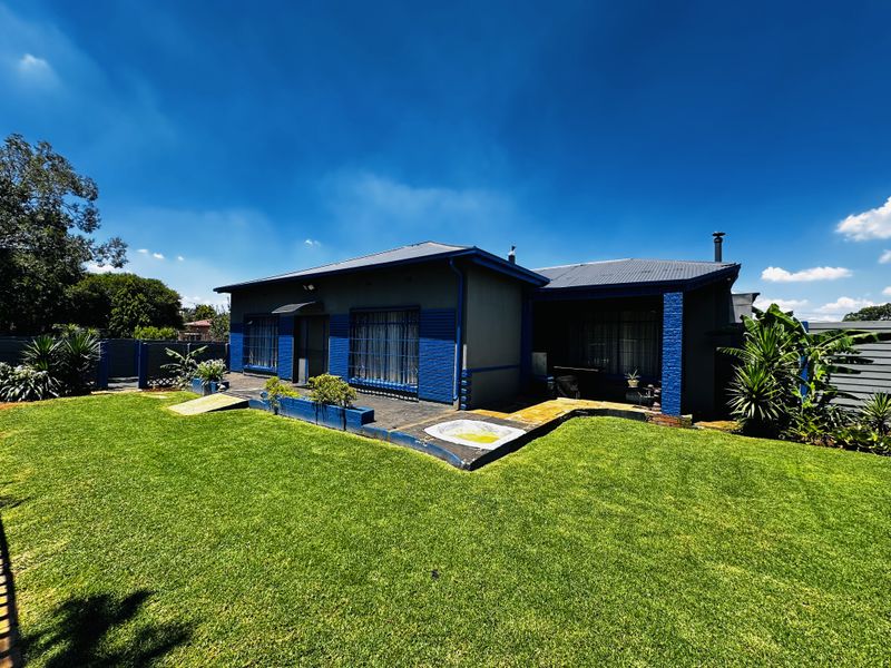 Spacious Family Home with Bachelor Flat & Pool – Dalview - Photo 2