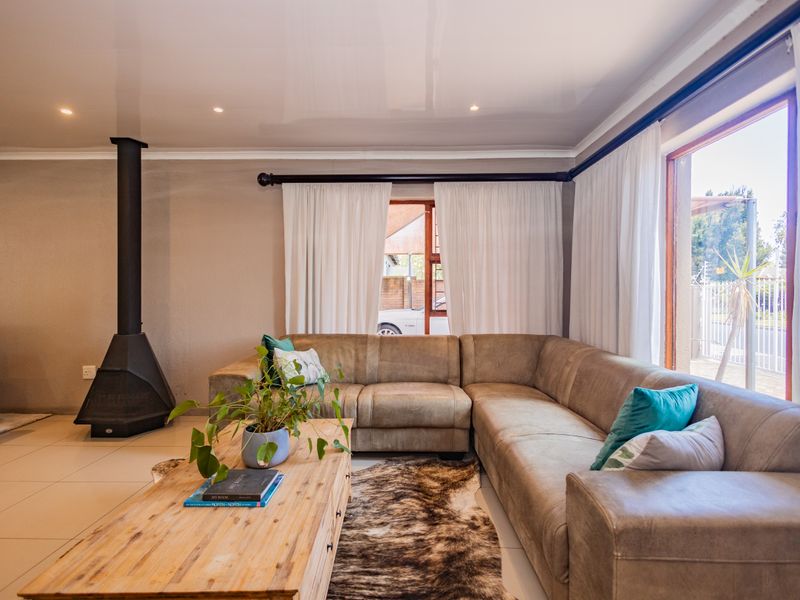 Eco-Friendly 4-Bedroom Family Home! - Photo 4