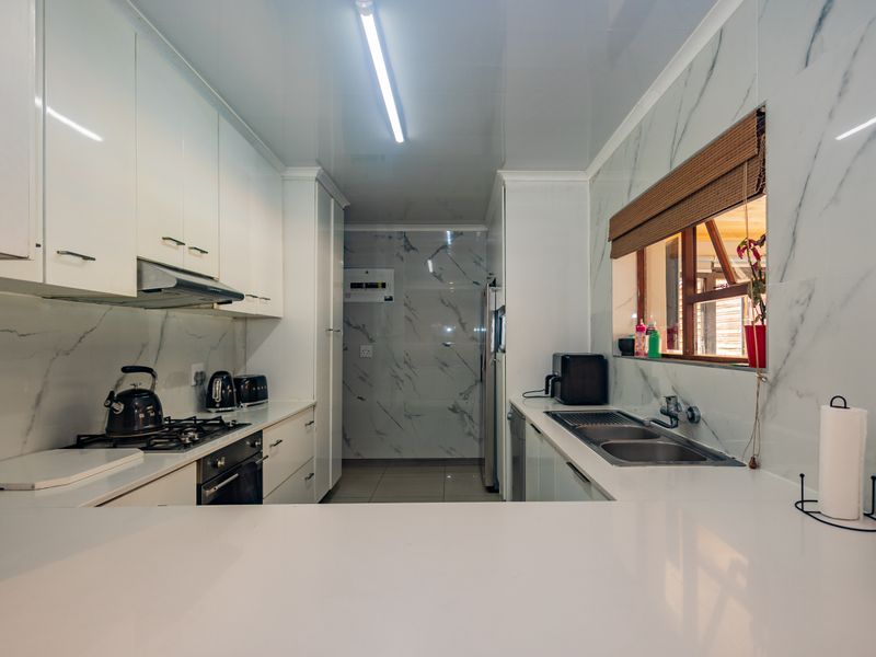 Eco-Friendly 4-Bedroom Family Home! - Photo 10