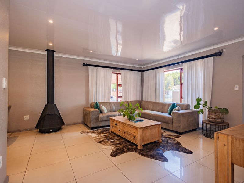 Eco-Friendly 4-Bedroom Family Home! - Photo 5