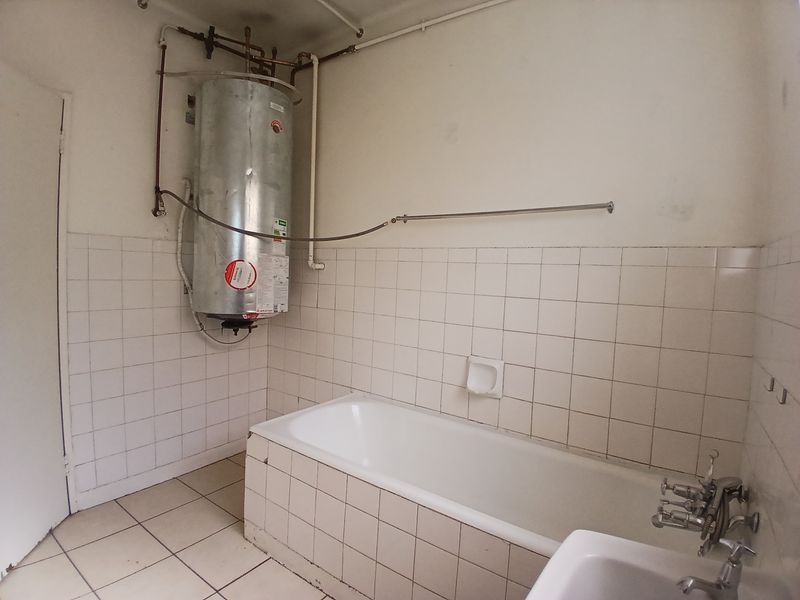 2-Bedroom First-Floor Corner Unit with Balcony – Germiston - Photo 10