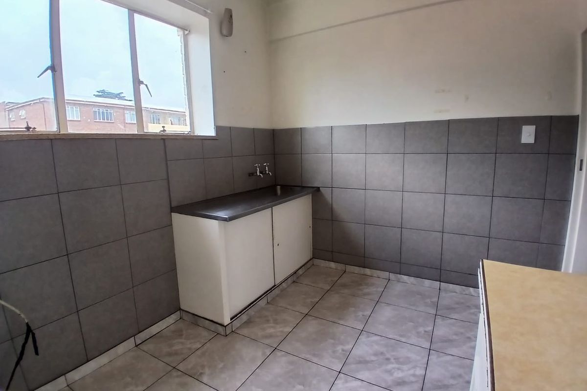 2-Bedroom First-Floor Corner Unit with Balcony – Germiston - Photo 4