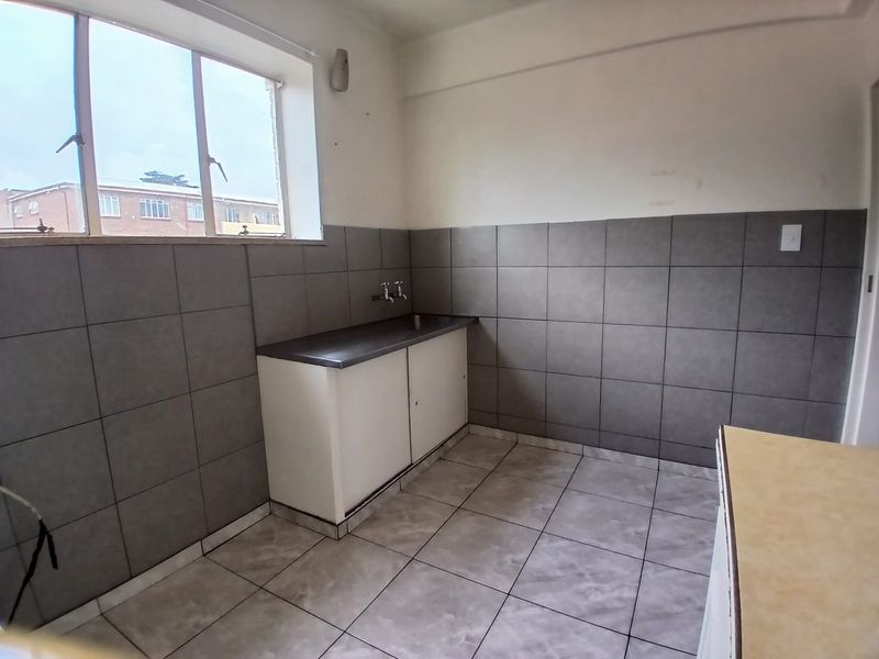 2-Bedroom First-Floor Corner Unit with Balcony – Germiston - Photo 4