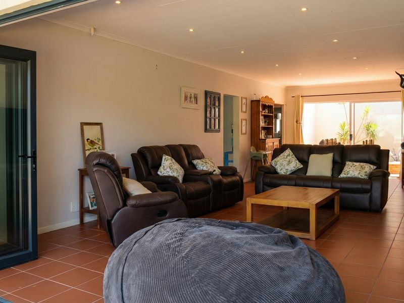 Versatile Family Home with Two Flatlets, Solar Power & Exceptional Outdoor Living in Mountain Homes, - Photo 10