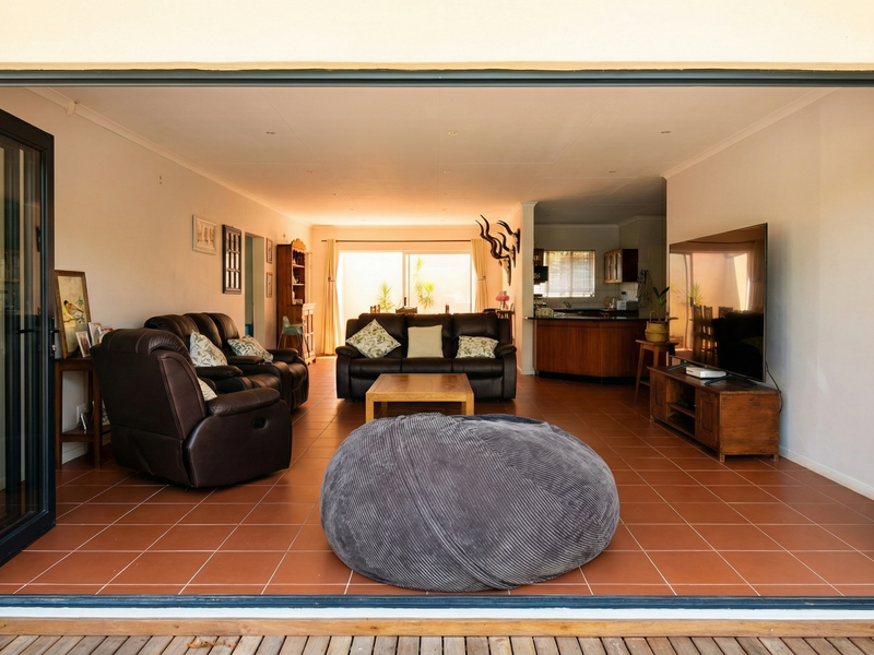 Versatile Family Home with Two Flatlets, Solar Power & Exceptional Outdoor Living in Mountain Homes, - Photo 9