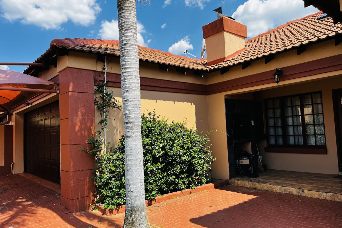 Beautiful 3-Bedroom Home in a Secure Complex. - Photo 2