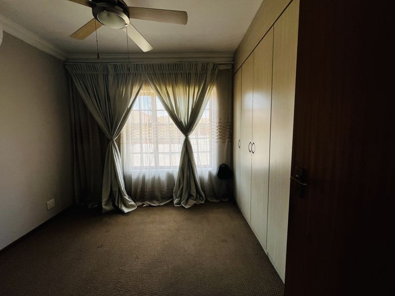 Beautiful 3-Bedroom Home in a Secure Complex. - Photo 8