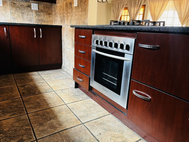 Beautiful 3-Bedroom Home in a Secure Complex. - Photo 7