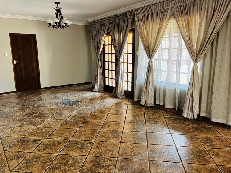 Beautiful 3-Bedroom Home in a Secure Complex. - Photo 5