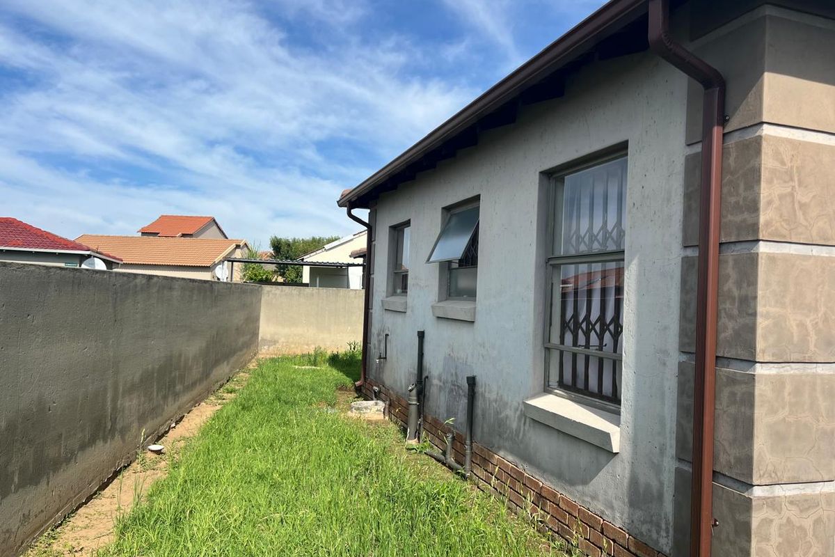 A two bedroom house for sale in Sharon park - Photo 3