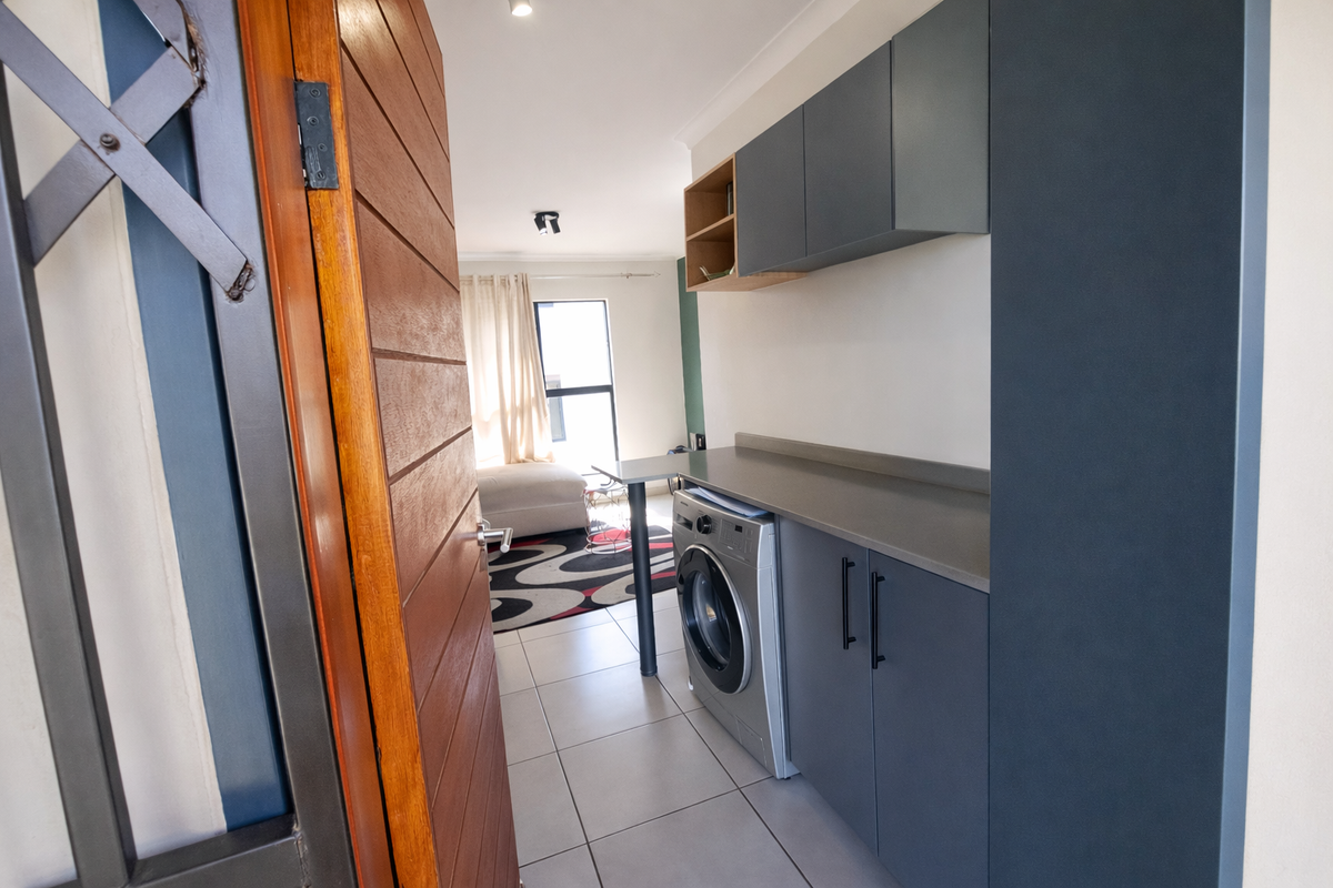 Cozy 3rd Floor 2Bed 1 Bath 1 Covered Apartment in Secure Well Maintained Complex - Fleurhof Ext 19 - Photo 3