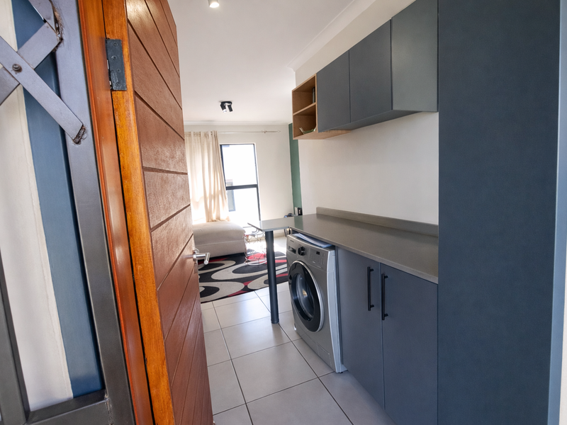 Cozy 3rd Floor 2Bed 1 Bath 1 Covered Apartment in Secure Well Maintained Complex - Fleurhof Ext 19 - Photo 3