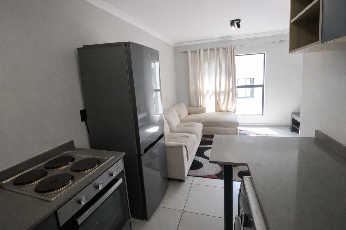Cozy 3rd Floor 2Bed 1 Bath 1 Covered Apartment in Secure Well Maintained Complex - Fleurhof Ext 19 - Photo 5