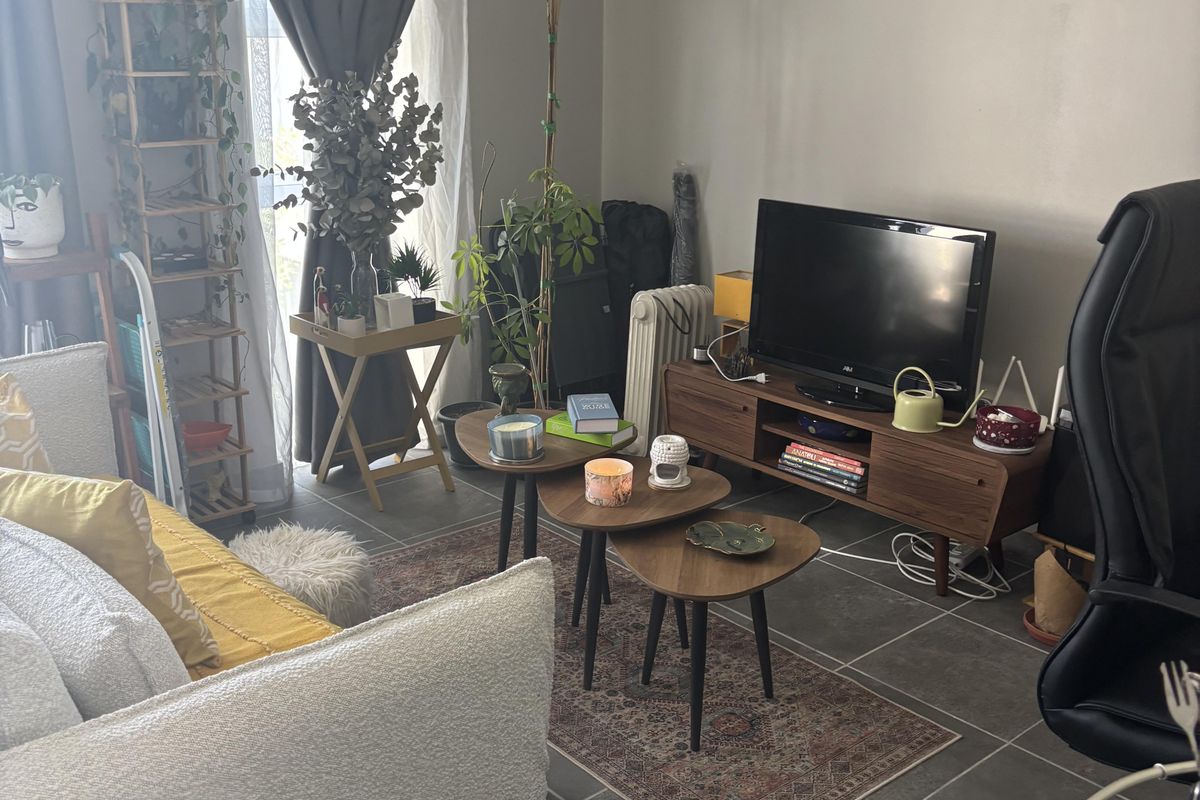 Beautiful One Bedroom Corner Unit - Photo 2