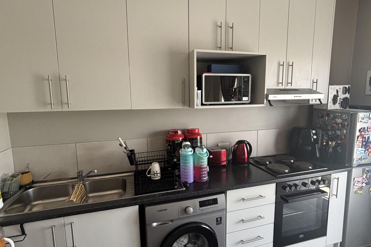 Beautiful One Bedroom Corner Unit - Photo 5