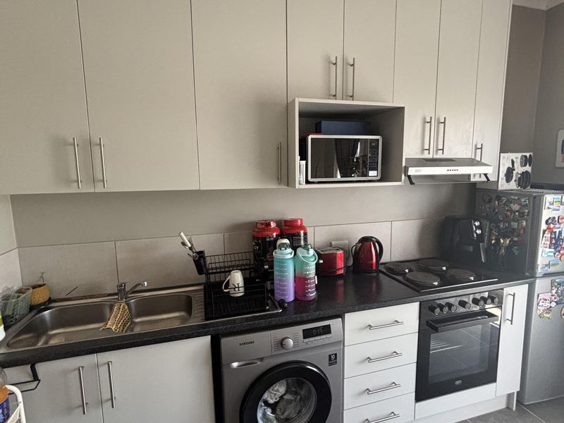 Beautiful One Bedroom Corner Unit - Photo 5