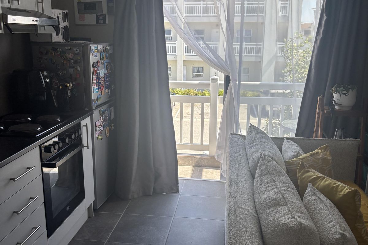 Beautiful One Bedroom Corner Unit - Photo 3