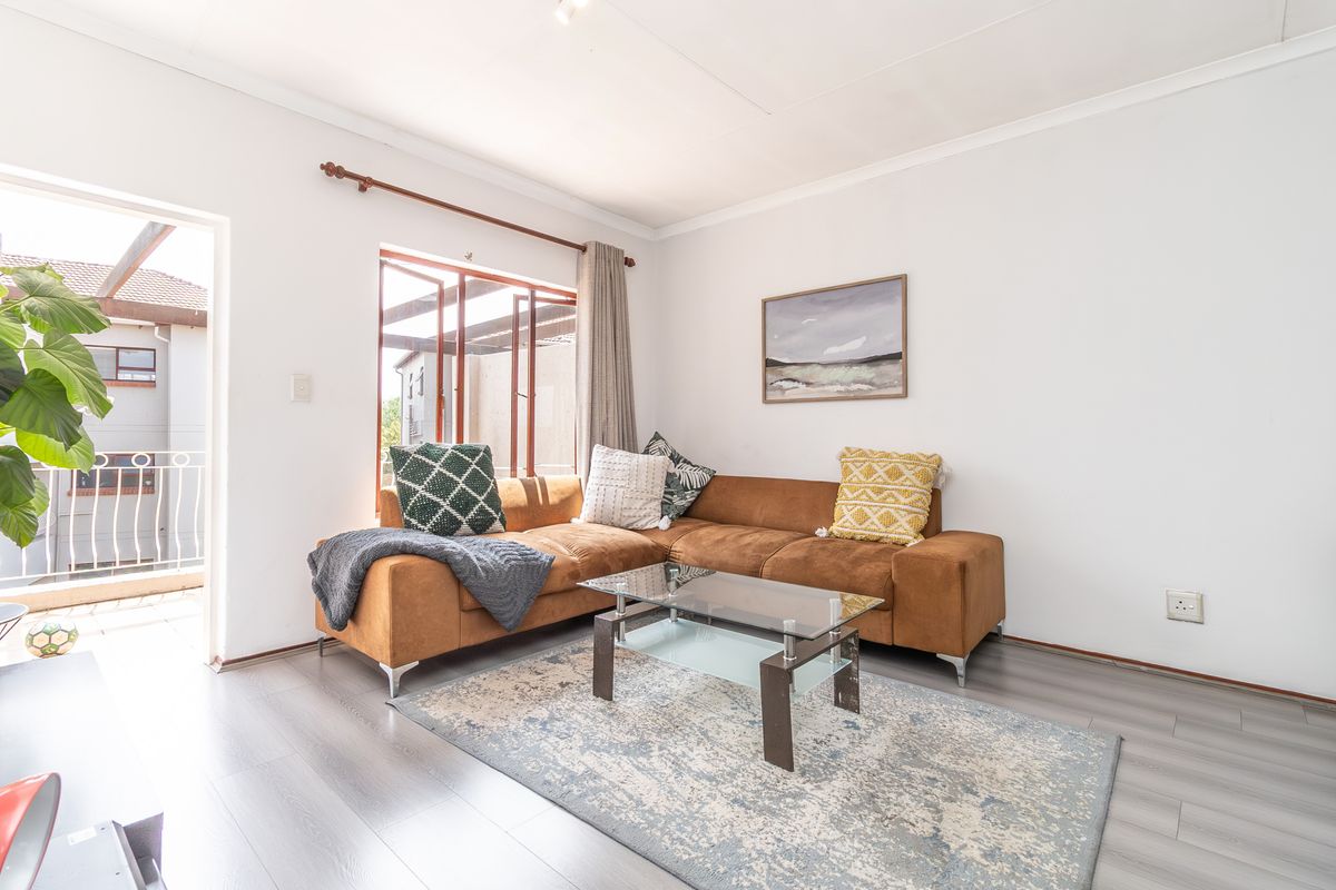 Stylish, Spacious & Full of Soul! - Photo 3