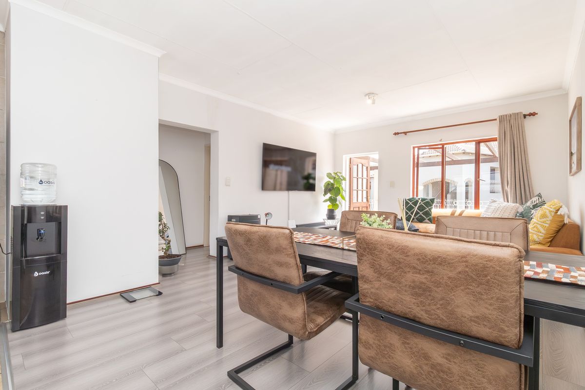 Stylish, Spacious & Full of Soul! - Photo 2