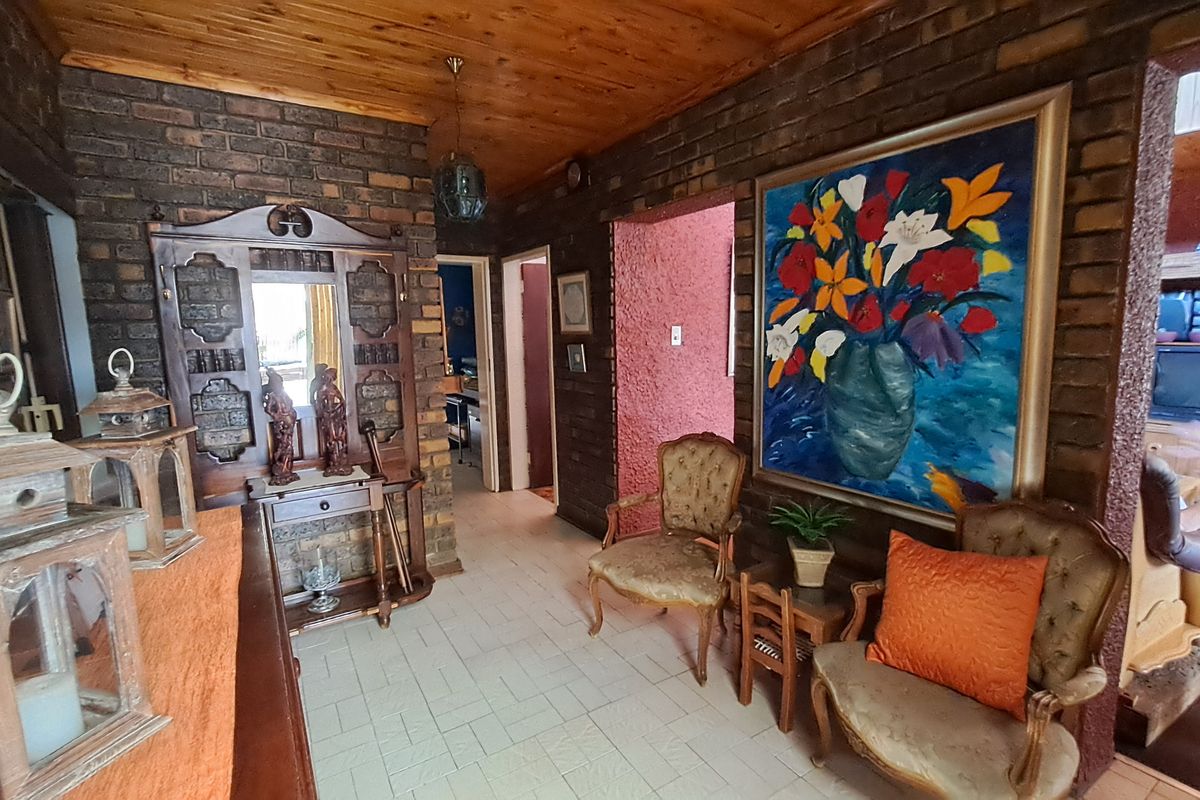 Timeless Elegance Meets Space & Style - Photo 3