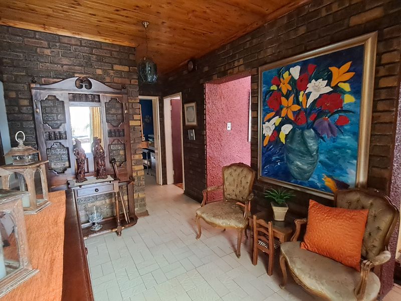 Timeless Elegance Meets Space & Style - Photo 3