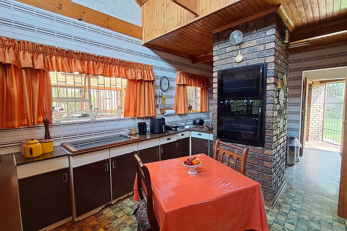 Timeless Elegance Meets Space & Style - Photo 5