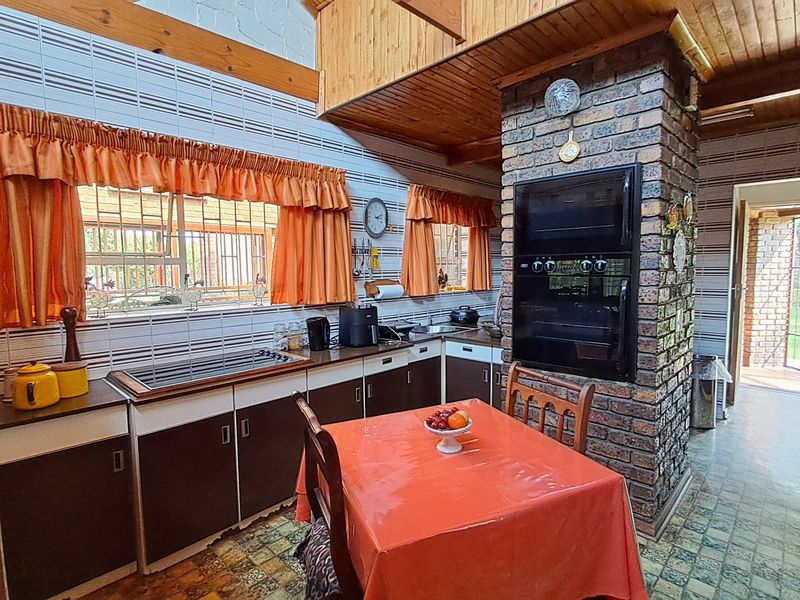 Timeless Elegance Meets Space & Style - Photo 5