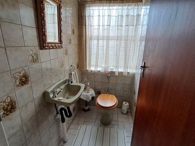 Timeless Elegance Meets Space & Style - Photo 10