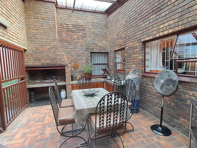 Timeless Elegance Meets Space & Style - Photo 9