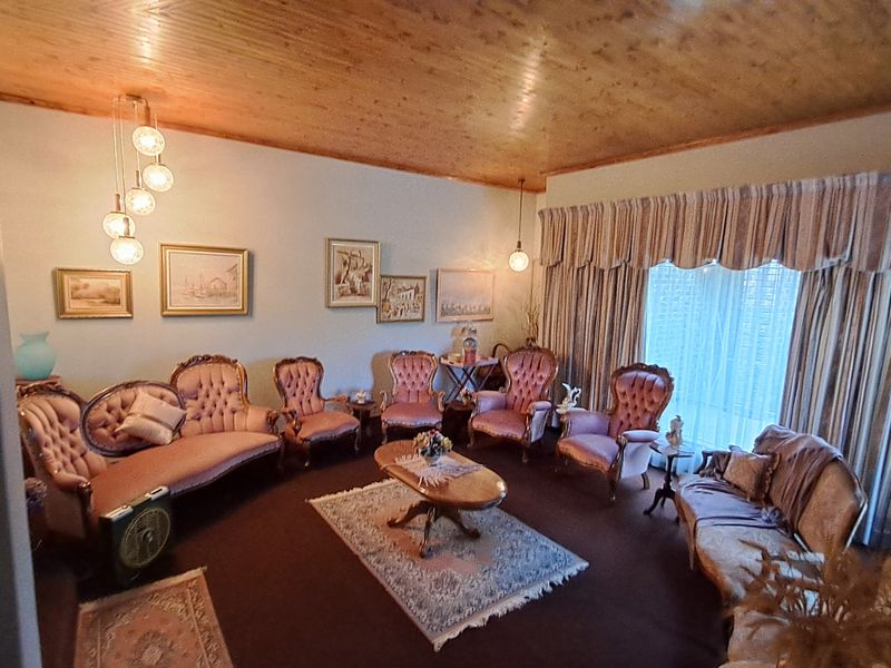 Timeless Elegance Meets Space & Style - Photo 7