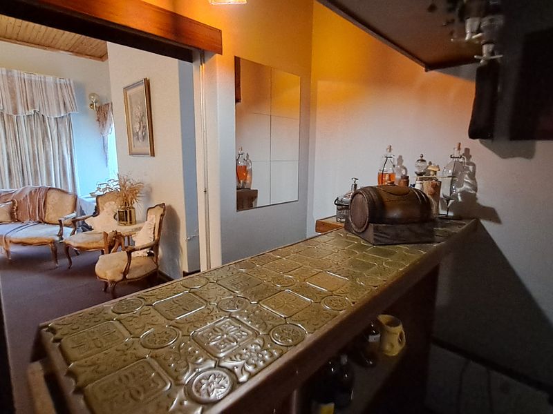 Timeless Elegance Meets Space & Style - Photo 8