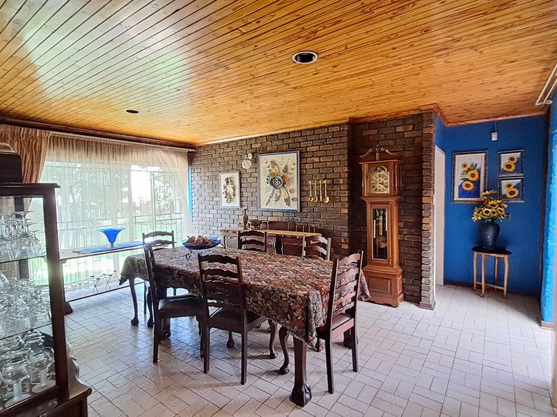 Timeless Elegance Meets Space & Style - Photo 6