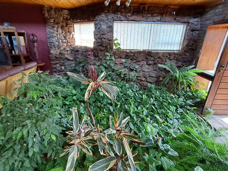 Timeless Elegance Meets Space & Style - Photo 2