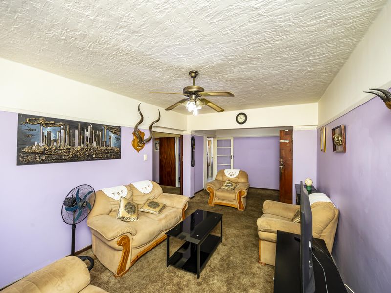 Secure & Spacious Family Flat in Southernwood - Photo 9