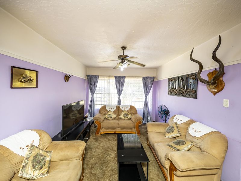 Secure & Spacious Family Flat in Southernwood - Photo 7