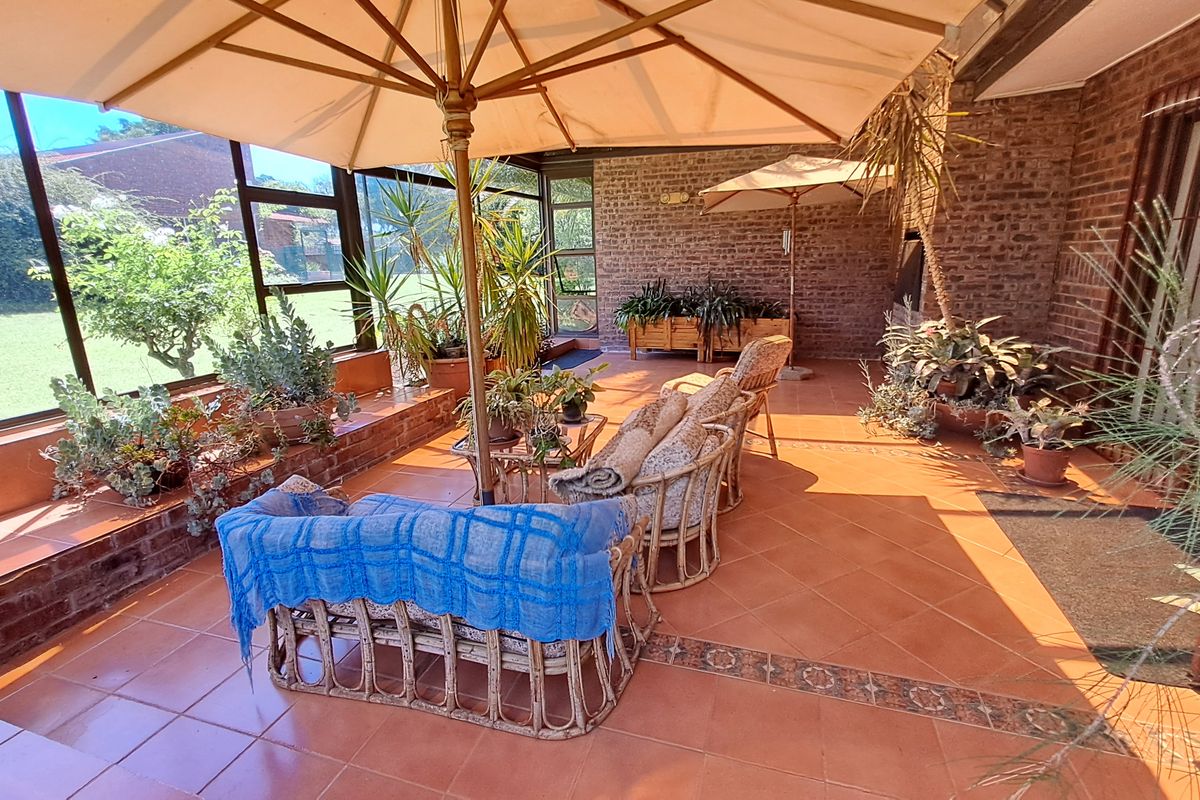 Unique Multi-Property Opportunity – 2 Houses, Veterinary Facility & Vacant Stand & 2 Flatlets - Photo 2