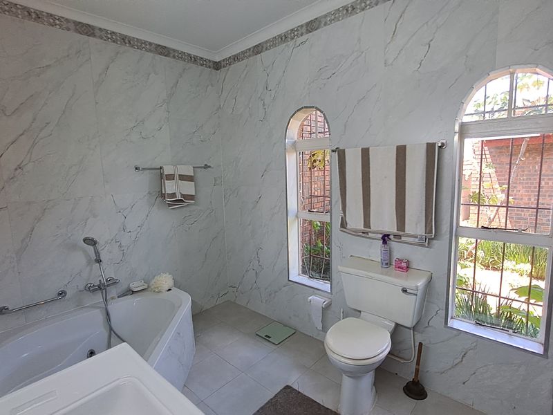 Unique Multi-Property Opportunity – 2 Houses, Veterinary Facility & Vacant Stand & 2 Flatlets - Photo 8